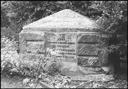 Anna Cromwell grave.jpg